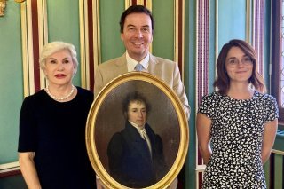 Emmanuelle de Kalbermatten, Philippe Varone, président de Sion et Coline Remy, responsable des archives municipales